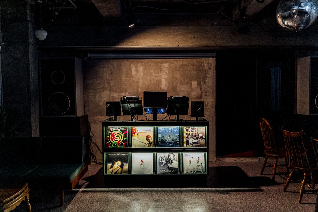 Ruff House DJブース 夜の雰囲気