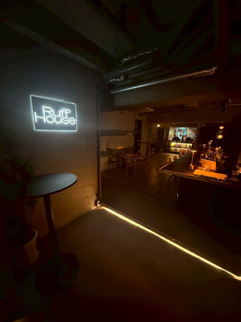 Ruff House 入口 ネオンサイン